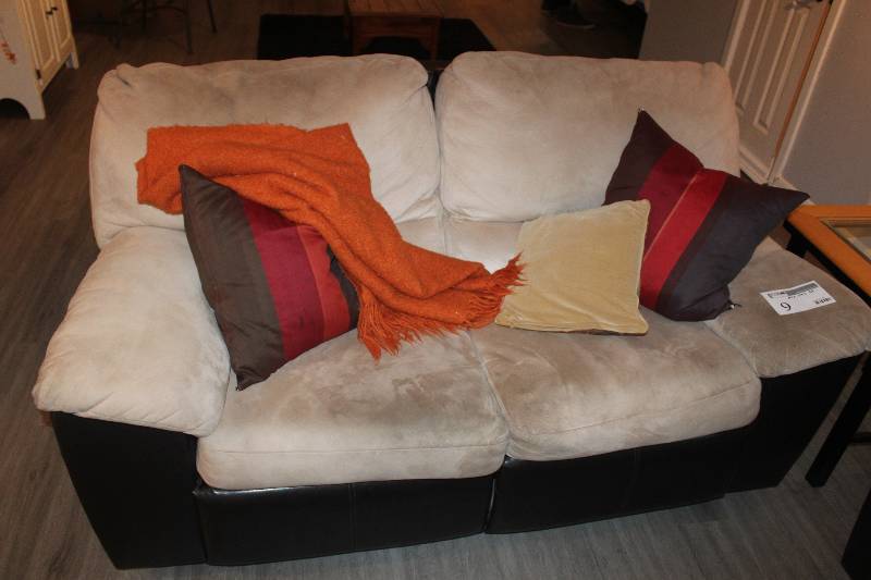 lot 9 image: Sofa
