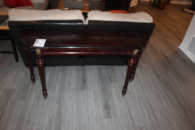 lot 20 image: End Table