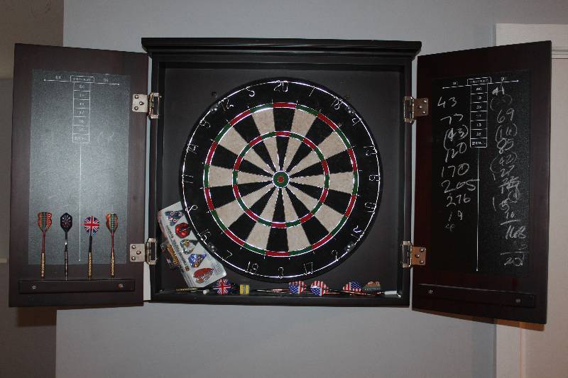 lot 11 image: Dartboard Display Case w Darts
