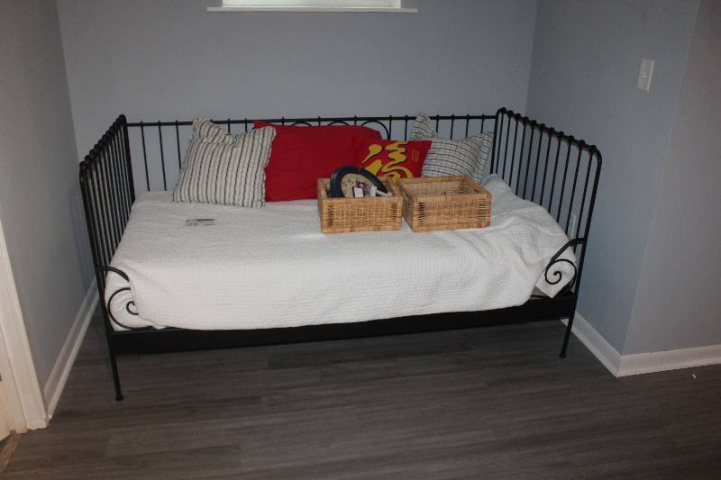 lot 24 image: Corner Bed