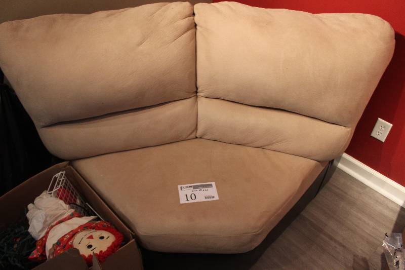 lot 10 image: Corner Couch