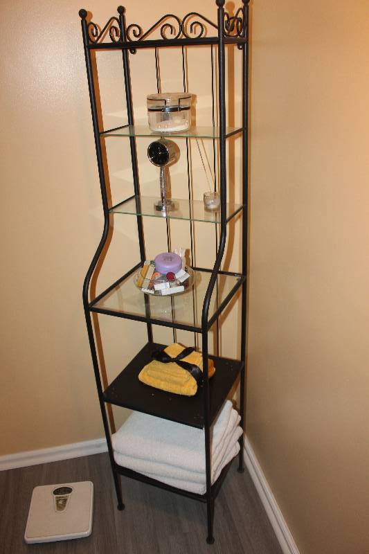 lot 47 image: Lot of Bathroom Decorations, Supplies
