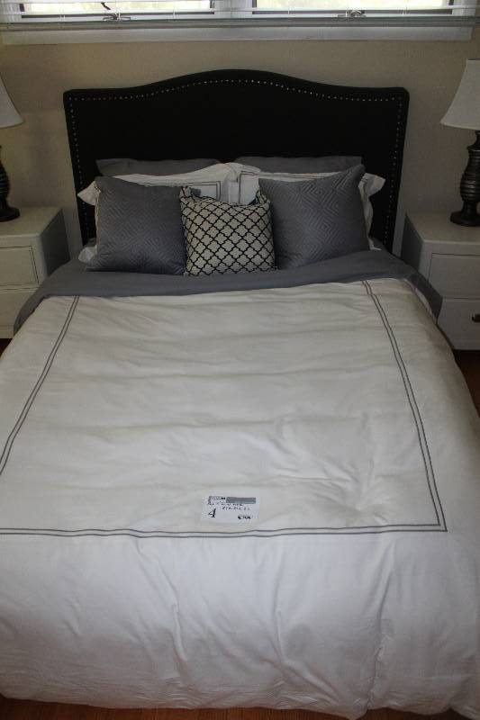 lot 4 image: Bed w Headboard