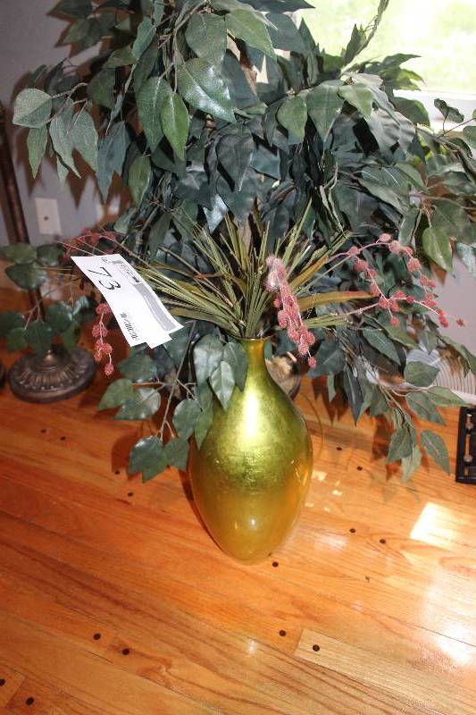 lot 73 image: Lot of (2) Fake Flower Decorations