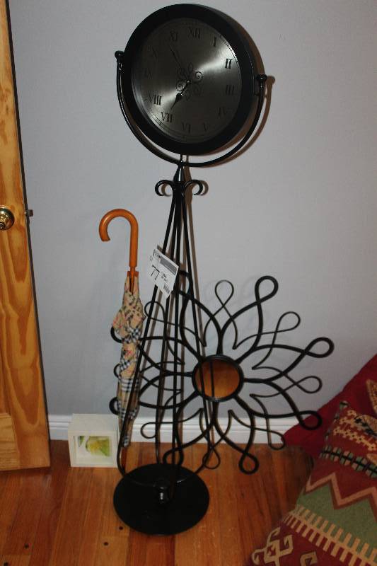 lot 77 image: Lot of (5) Wall Decorations Including Wall Clock