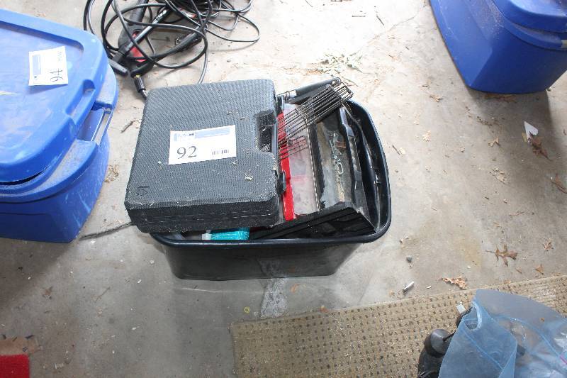 lot 92 image: Tool Box w Tools