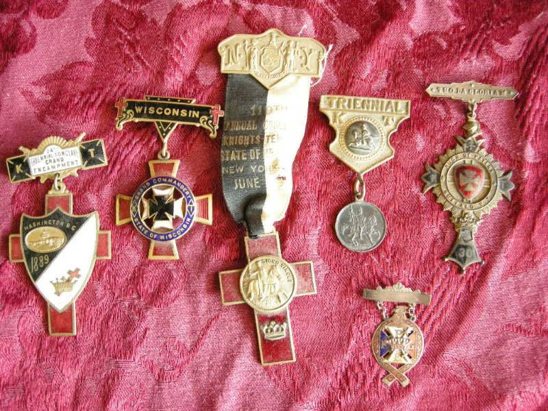 lot 10 image: Antique Knights Templar Pins