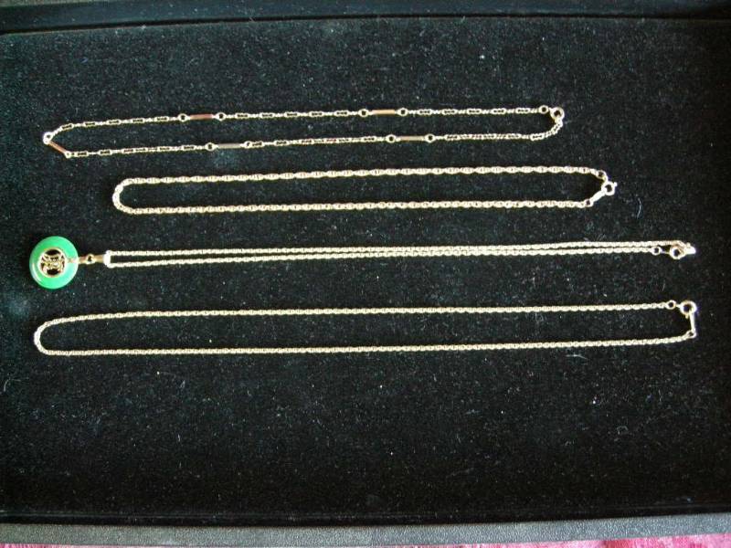 lot 41 image: 4 Womens Necklaces
