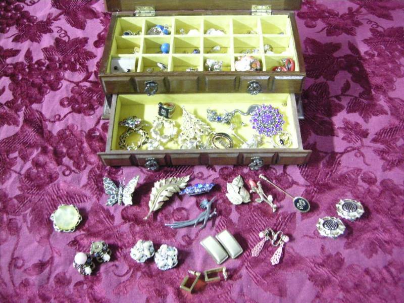 lot 53 image: Earrings, Brooches, Pins - Some Vintage