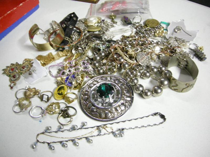 lot 68 image: Misc Jewelry