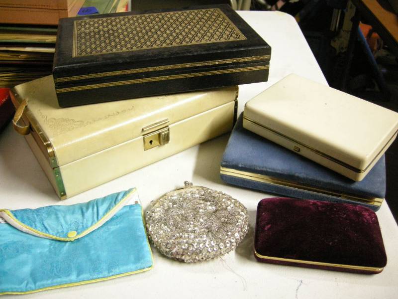 lot 69 image: Vintage Jewelry BoxCases