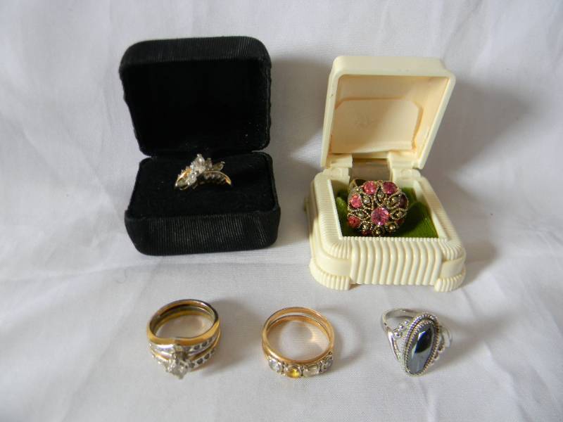 lot 56 image: 5 Womens Fancy GoldSilver Rings