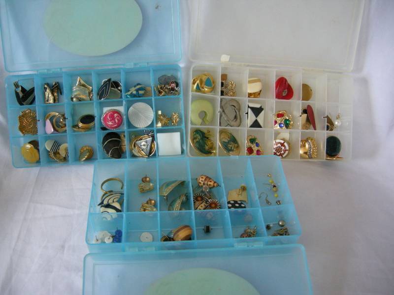 lot 50 image: Many Earrings