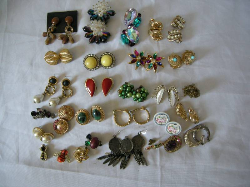 lot 12 image: Vintage Earrings