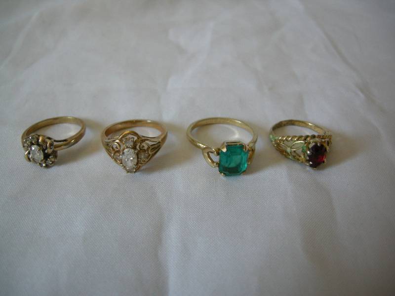lot 25 image: 4 Womens Rings