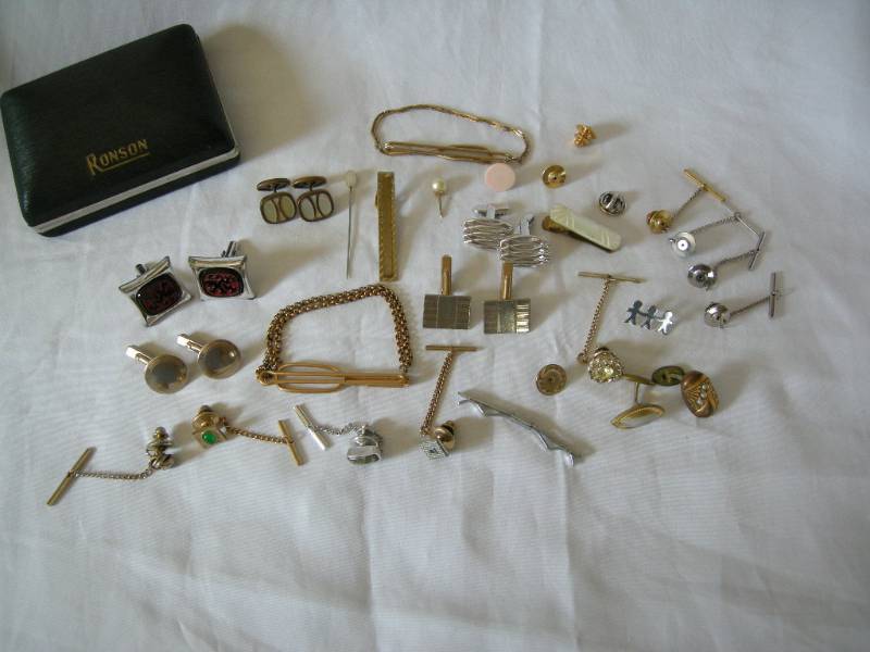 lot 22 image: Vintage Mens Cuff Links, Tie Tacs, Etc