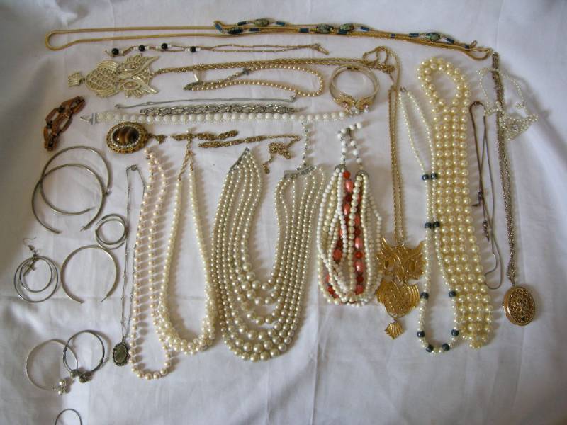 lot 23 image: Vintage Jewelry