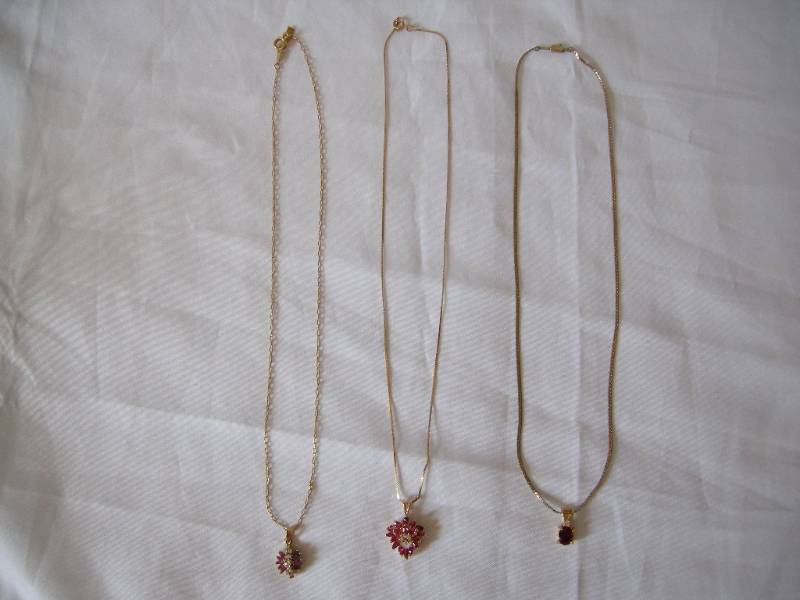 lot 35 image: 3 Womens Necklaces