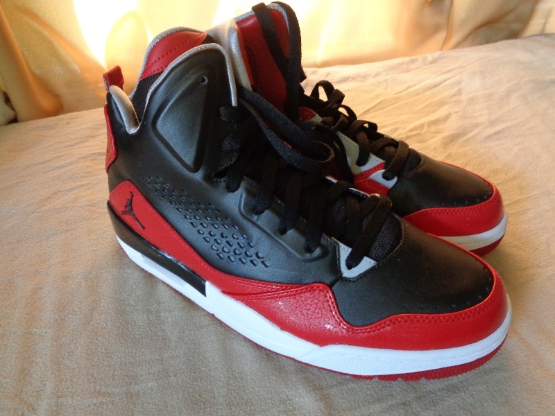 lot 46 image: New Mens Air Jordan Flight Sneakers