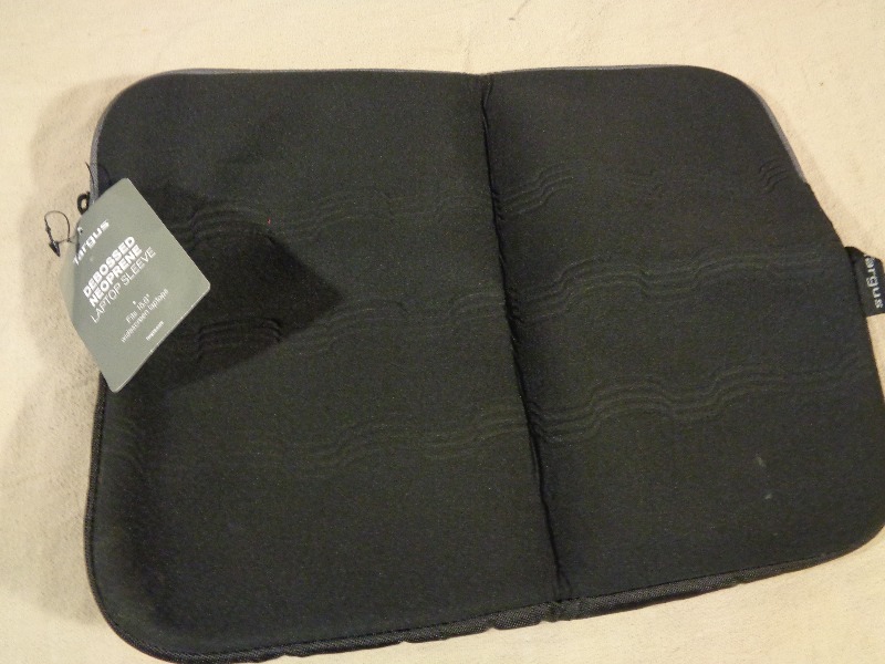 lot 133 image: New Targus Neoprene Laptop Sleeve