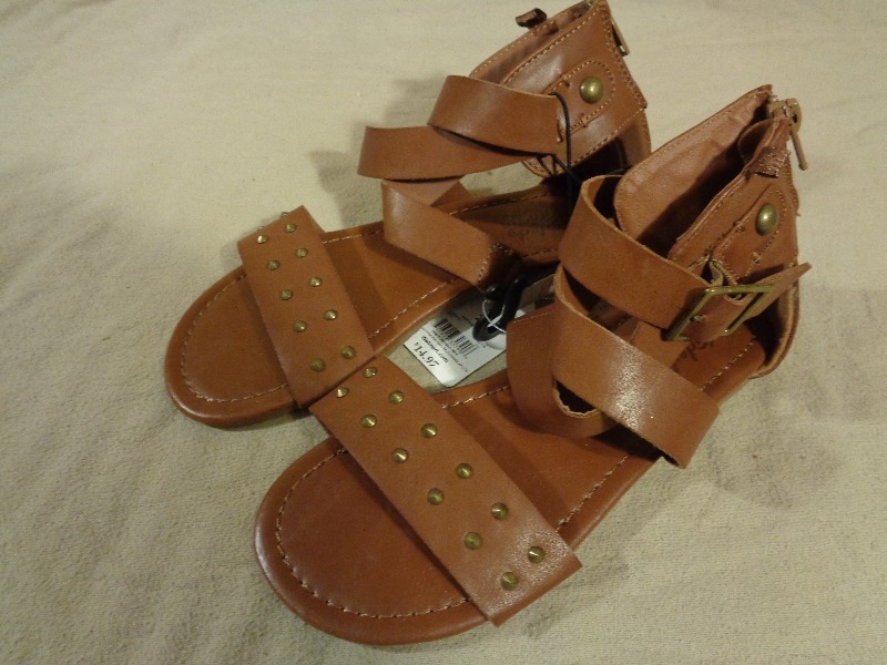 lot 135 image: New Girls Sandals