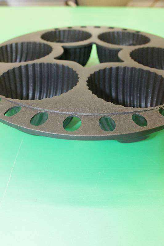 8  Bundt Pans makes 6 muffins or mini-cakes ( 1 Case of 8)
