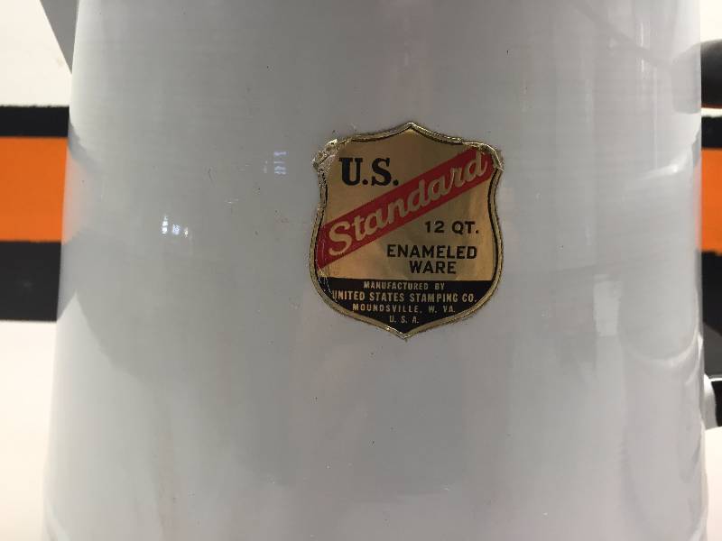 lot 19 image: VINTAGE NESCO ROASTER PAN U.S. STANDARD 12QT ENAMEL WARE