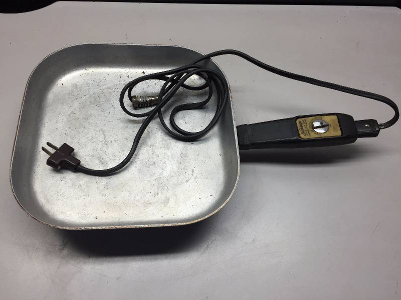 lot 22 image: PIE PLATES, ELECTRIC FRYING PAN, COOLING RACKS, COOKIE SHEETS, TOASTER, MISC KITCHEN ITEMS