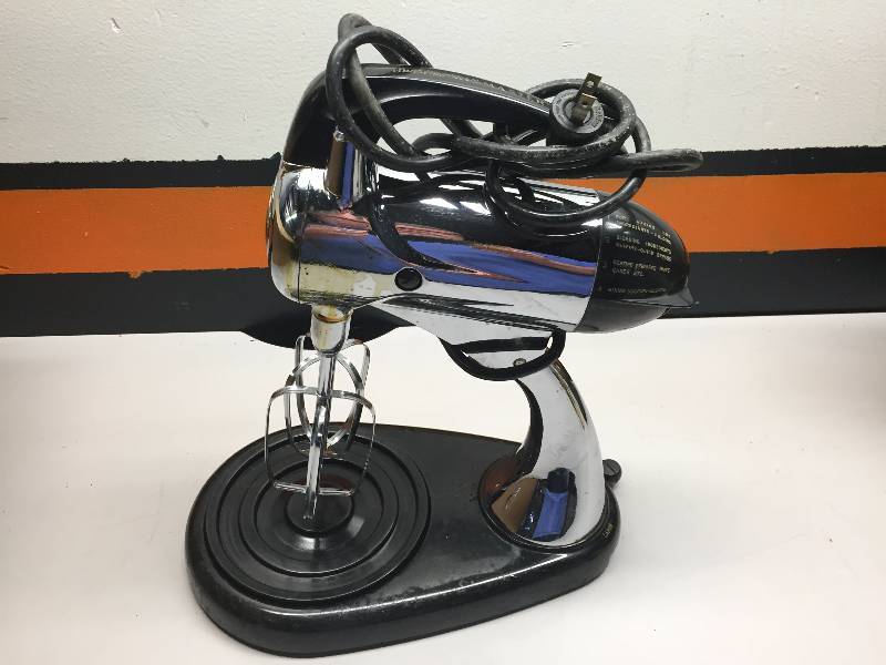 lot 23 image: GRISWOLD MEAT GRINDER, SUNBEAM MIXER, TOAST MASTER TOASTER AND MISC ITEMS
