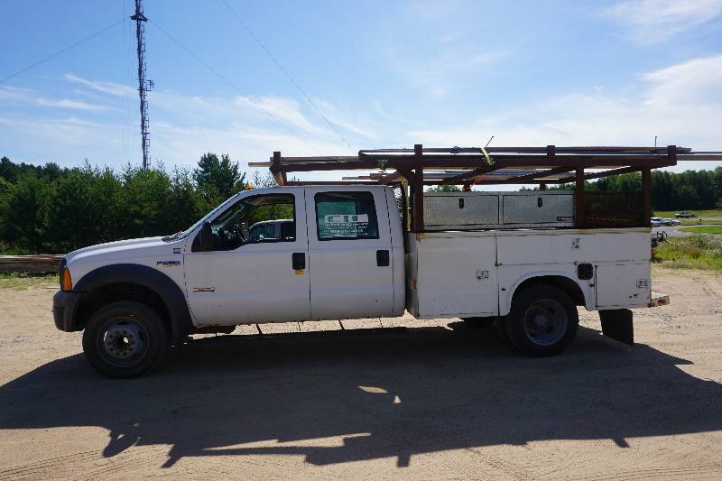lot 1 image: 2005 Ford F-450 XL Super Duty Turbo Diesel 4 x 4 Crew Cab Utility Work Truck