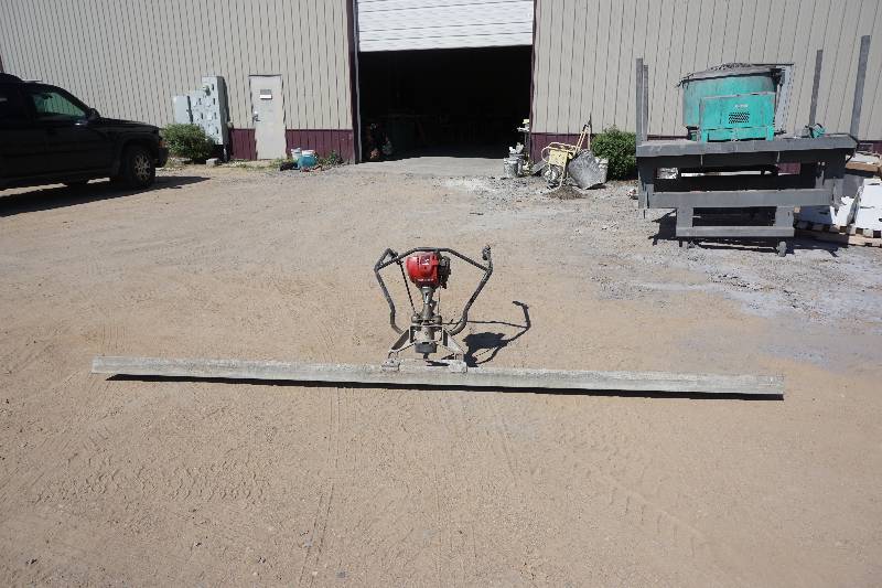 lot 15 image: Screed King Honda Gas Powered Screed Head With 12 Screed Board