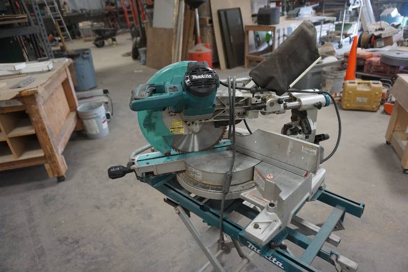 lot 31 image: Makita Model LS1016L 12 Compound Miter Saw With Stand