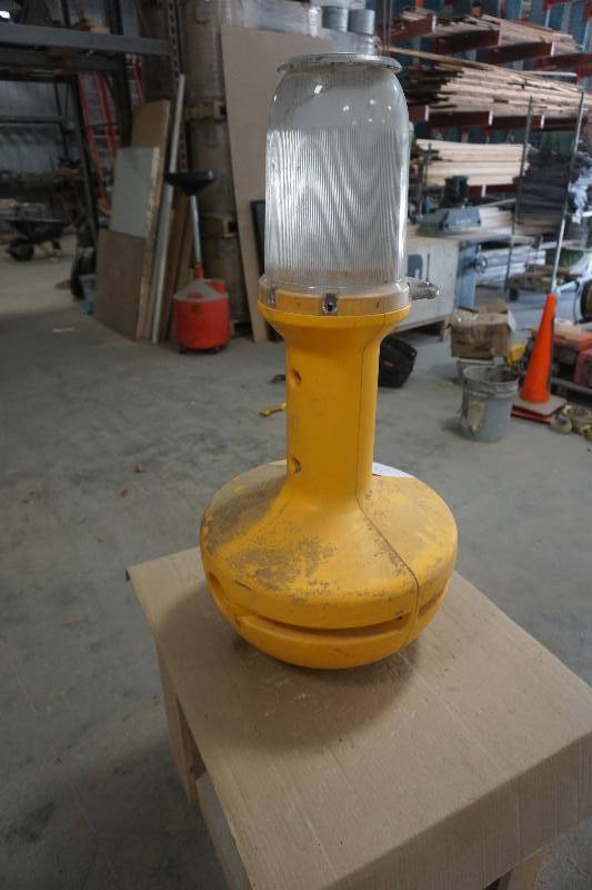 lot 50 image: Wobble Light Brand 250 Watt Metal Halide Wobble Work Light