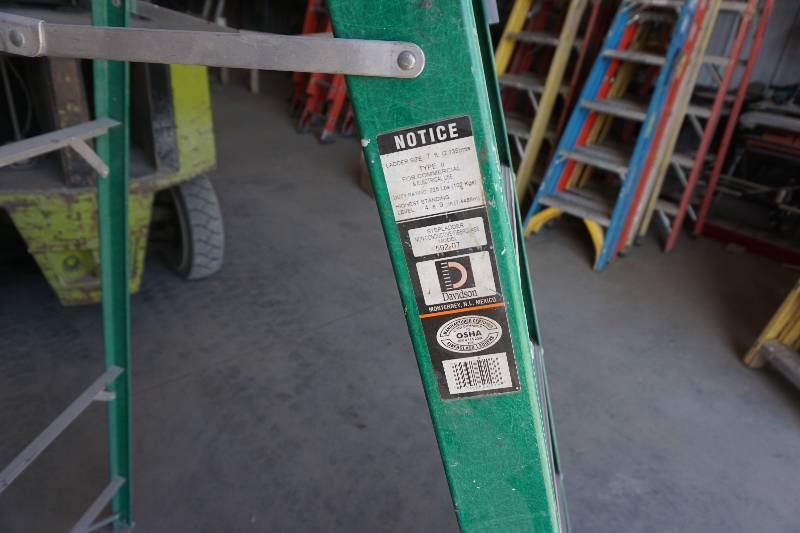 lot 71 image: Davidson Model 592-7 - 7 Fiberglass Step Ladder