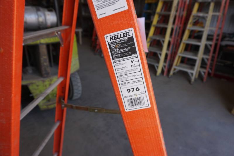 lot 73 image: Keller K-Pro Model 976 - 6 Fiberglass Step Ladder