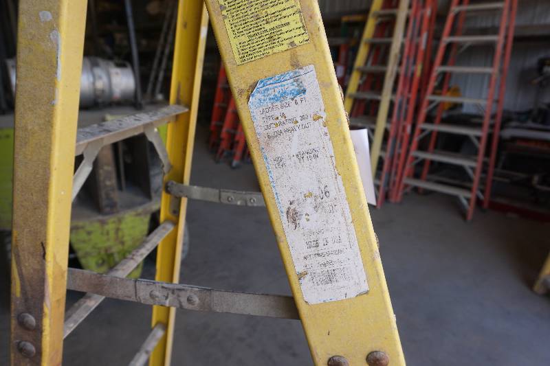lot 74 image: Green Bull Brand 6 Fiberglass Step Ladder