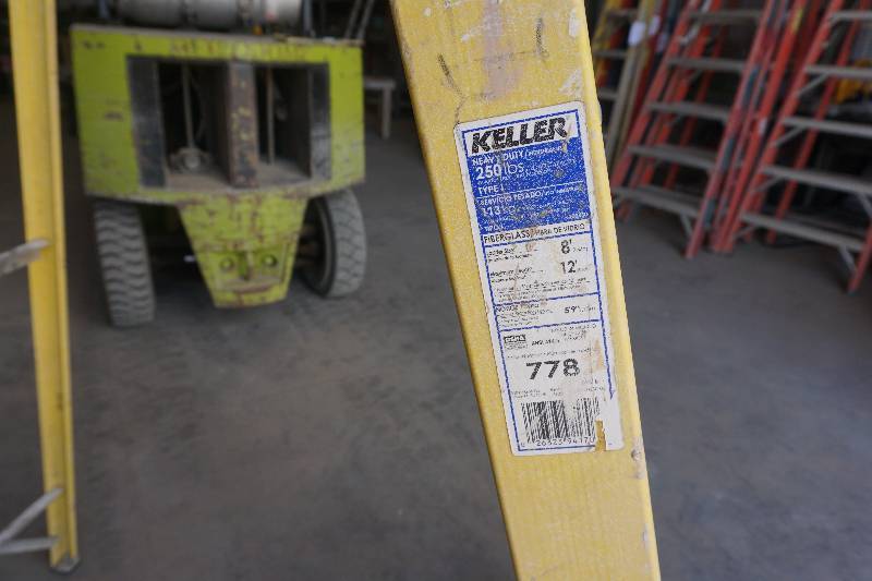lot 75 image: Keller K-Pro Model 778 - 8 Fiberglass Step Ladder
