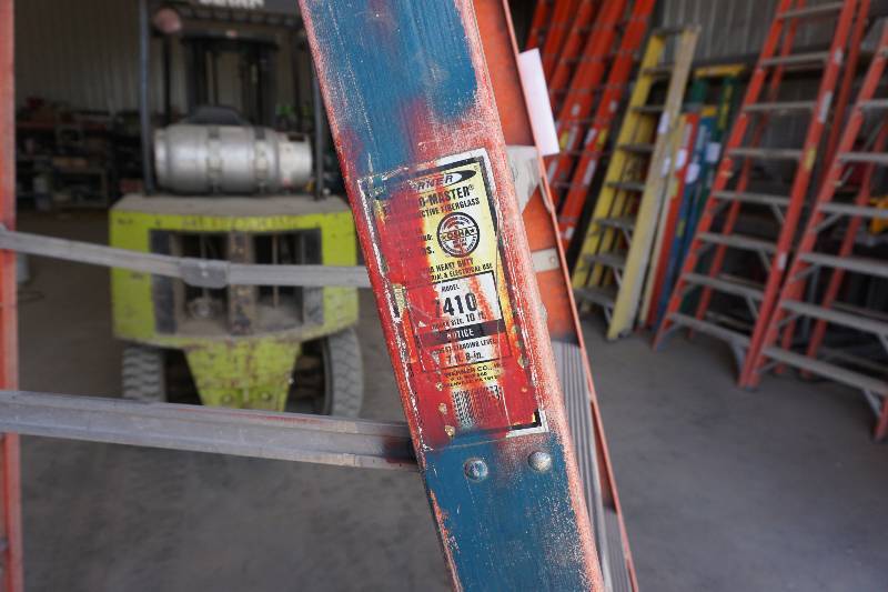 lot 76 image: Werner Model 7410 - 10 Fiberglass Step Ladder