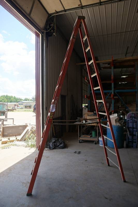 lot 77 image: Keller K-Pro Model 972 - 12 Fiberglass Step Ladder