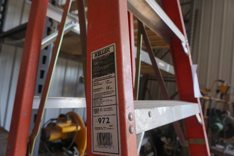 lot 78 image: Keller K-Pro Model 972 - 12 Fiberglass Step Ladder