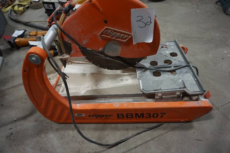 lot 32 image: Clipper Model BBM 307 Power TileBrickPaver Wet Saw