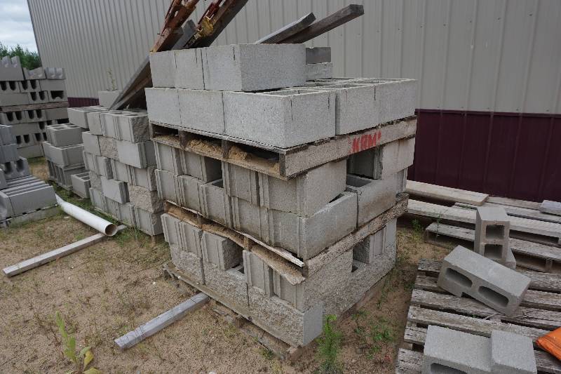 lot 130 image: 4 Pallets of Construction Cinder Blocks