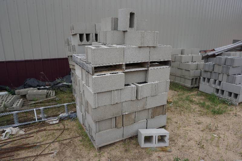 lot 131 image: 2 Pallets of Construction Cinder Blocks