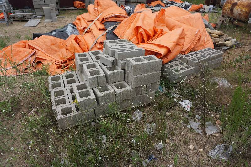 lot 132 image: 2 Small Pallets of Assorted Construction Cinder Block