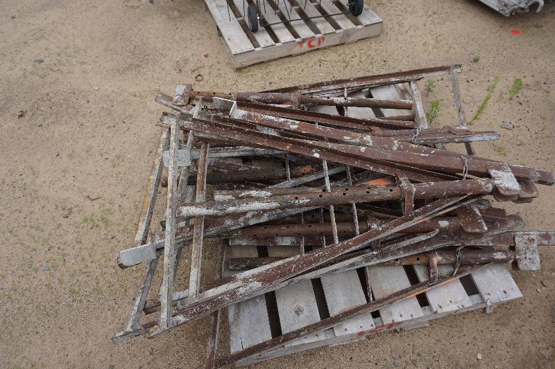 lot 121 image: Lot of Contractor Ladder Jacks