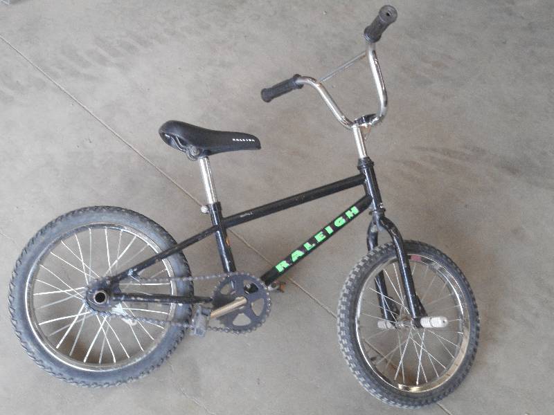 lot 21 image: Raleigh Kids BMX Bike ...