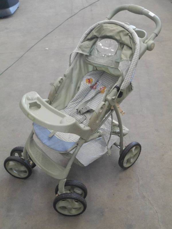 lot 44 image: Graco Folding Stroller With Sun Sha...
