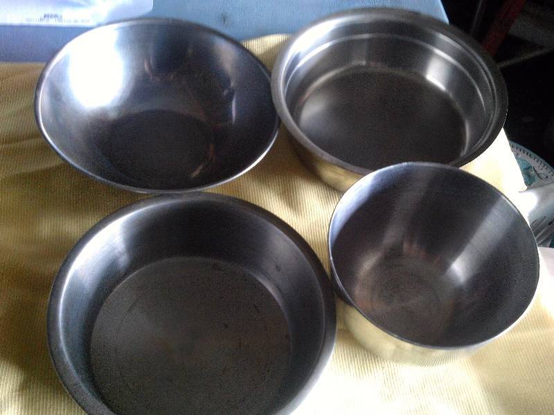 4 STAINLESS BOWLS