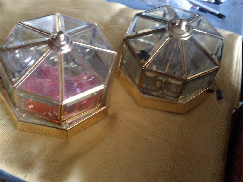 2 light fixtures