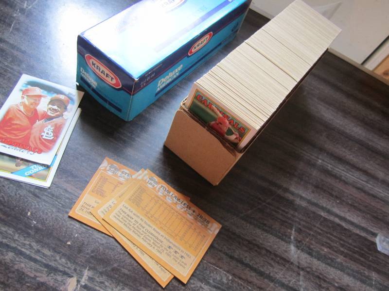 lot 214 image: 88 Topps baseball cards...